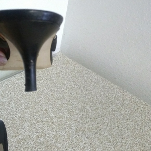 Michael Michael Kors Studded Leather Sandals. - Picture 5 of 8